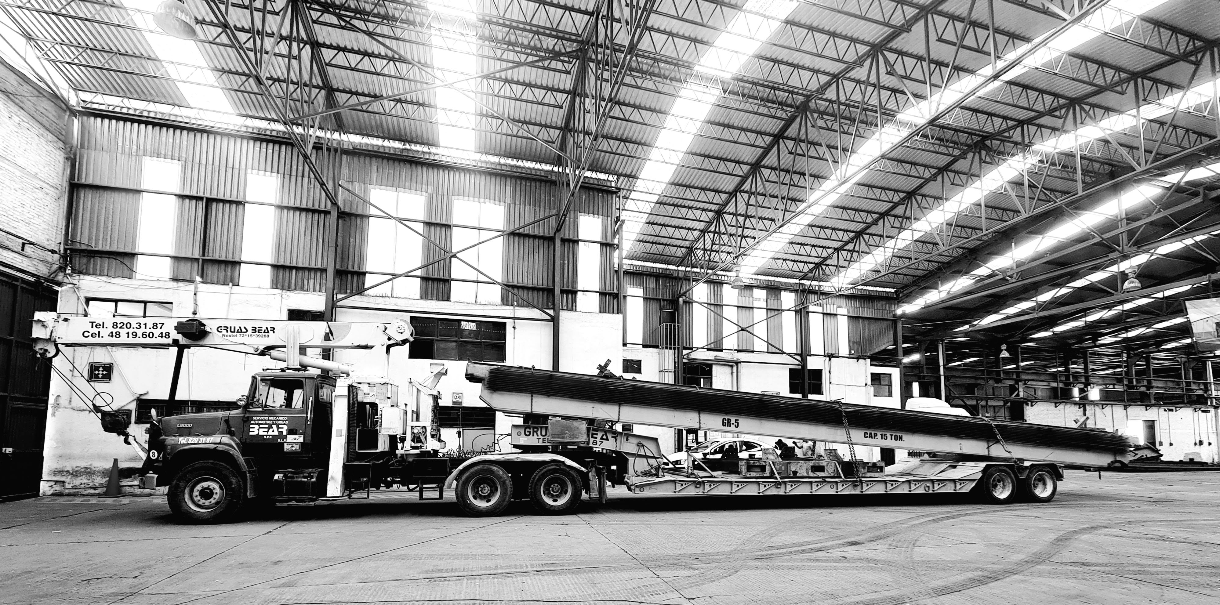 Pieza larga sobre plataforma en bodega